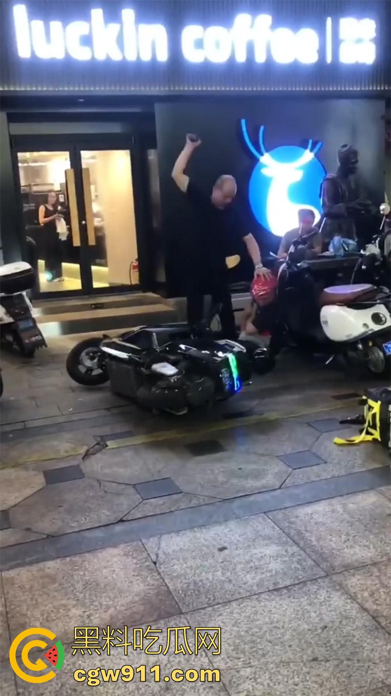 广西柳州瑞幸咖啡又火了，店主爆揍外卖小哥，站长出面后施暴者竟影帝上身，躺地上装死！-2