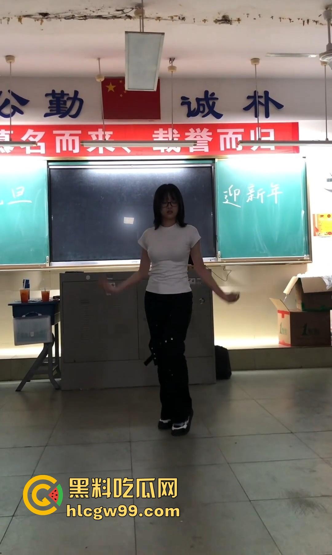 又被套路了,抖音咸鱼热卖得学霸班会热舞崩奶罩?假的!片哥片姐割韭菜,冲动老色批来我这我给你白嫖看!-9