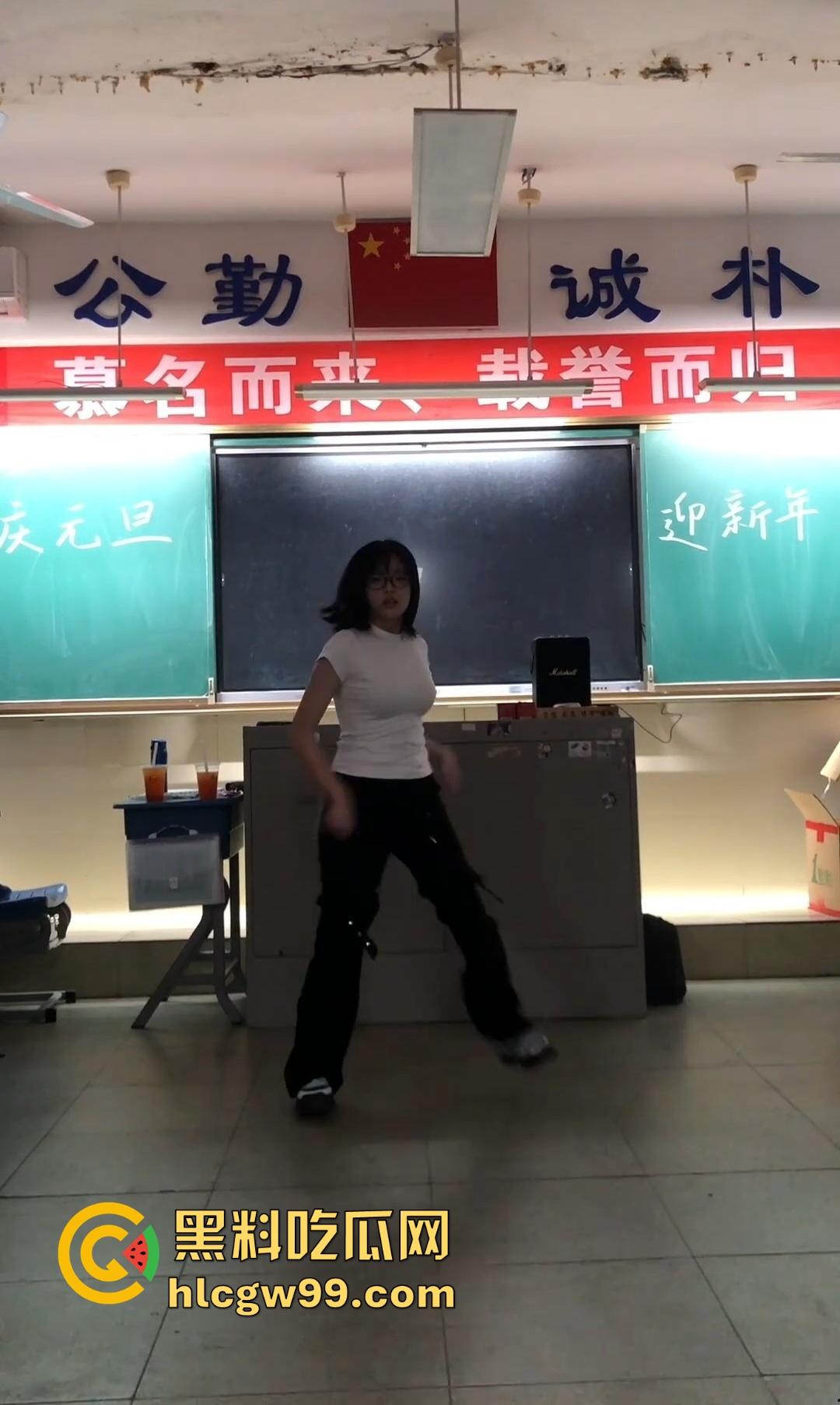 又被套路了,抖音咸鱼热卖得学霸班会热舞崩奶罩?假的!片哥片姐割韭菜,冲动老色批来我这我给你白嫖看!-11