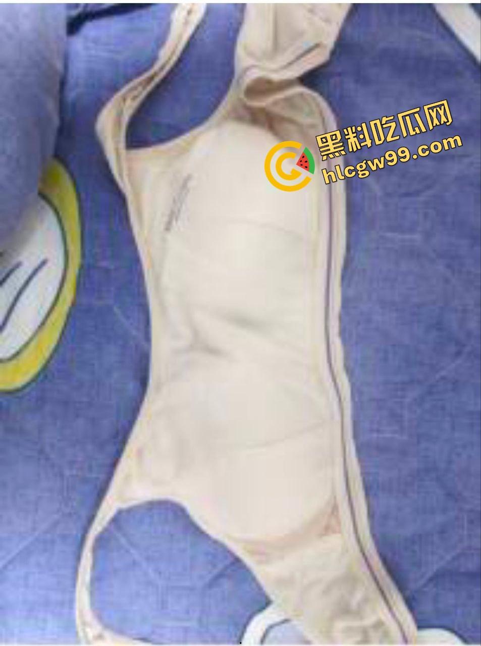 瓜友独家投稿曝光流出！偷拍亲生姐姐用迷药将其迷倒，扒开内裤观赏骚逼！-7