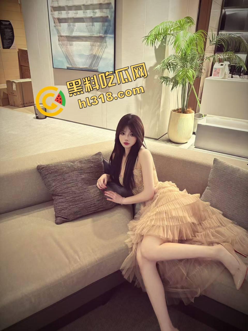 38D大奶乳交什么体验？两坨肉球包裹鸡巴肉球一夹，鸡儿消失不见，摩擦感顶到爆，男人只想一直夹着！-2