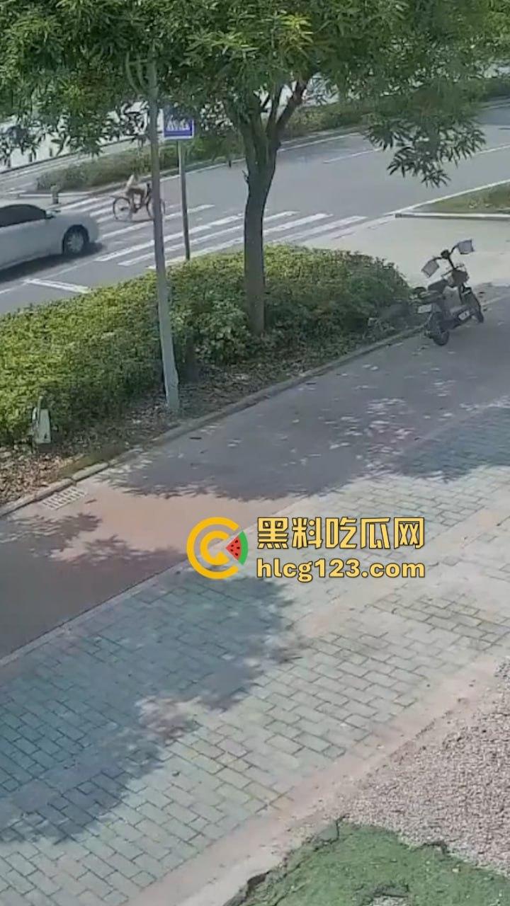 广东清远一男孩骑自行车横穿马路时被撞飞 未成年别在骑车上路了行吗?-1