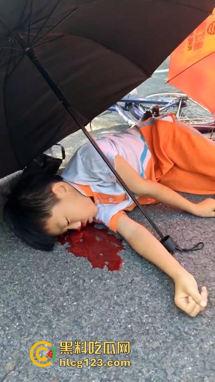广东清远一男孩骑自行车横穿马路时被撞飞 未成年别在骑车上路了行吗?-2