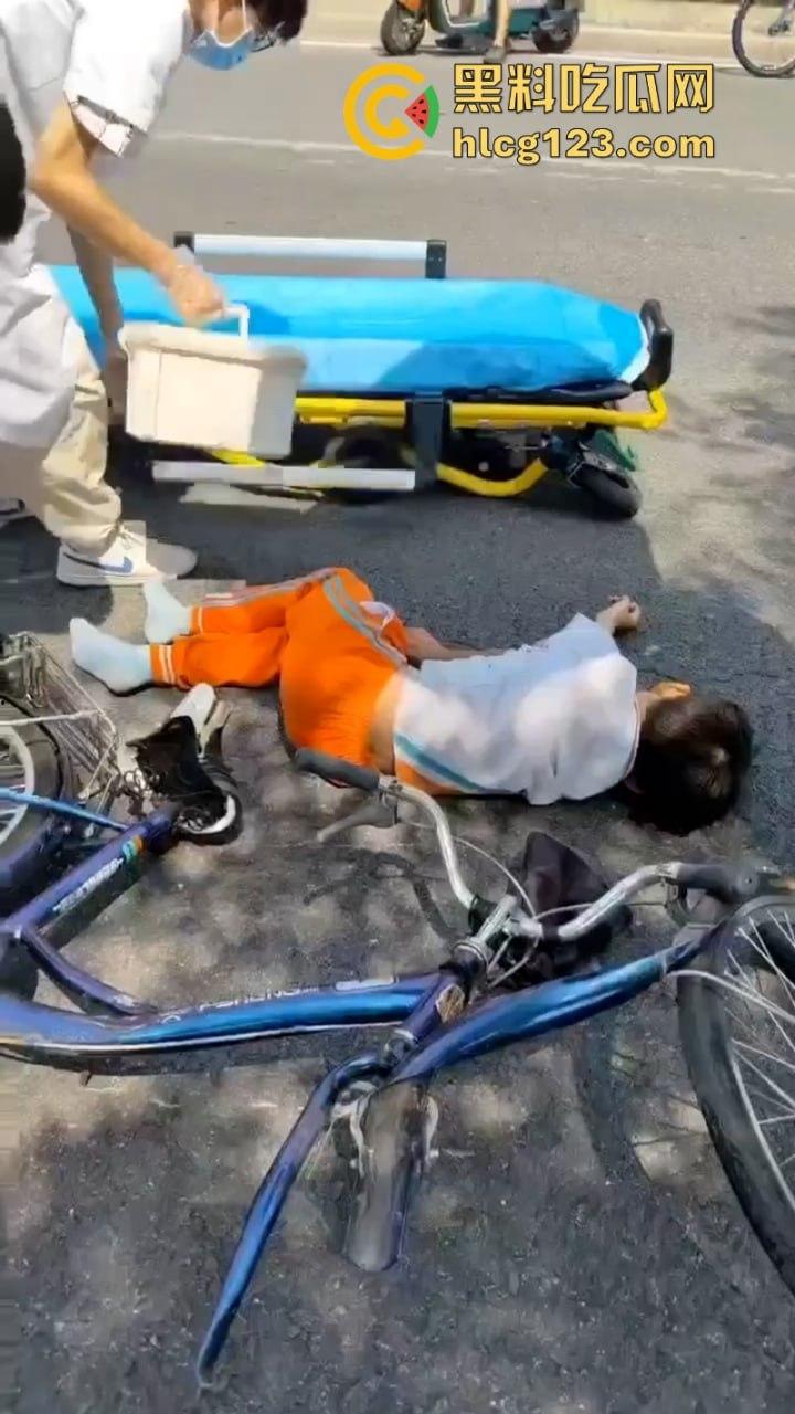 广东清远一男孩骑自行车横穿马路时被撞飞 未成年别在骑车上路了行吗?-3