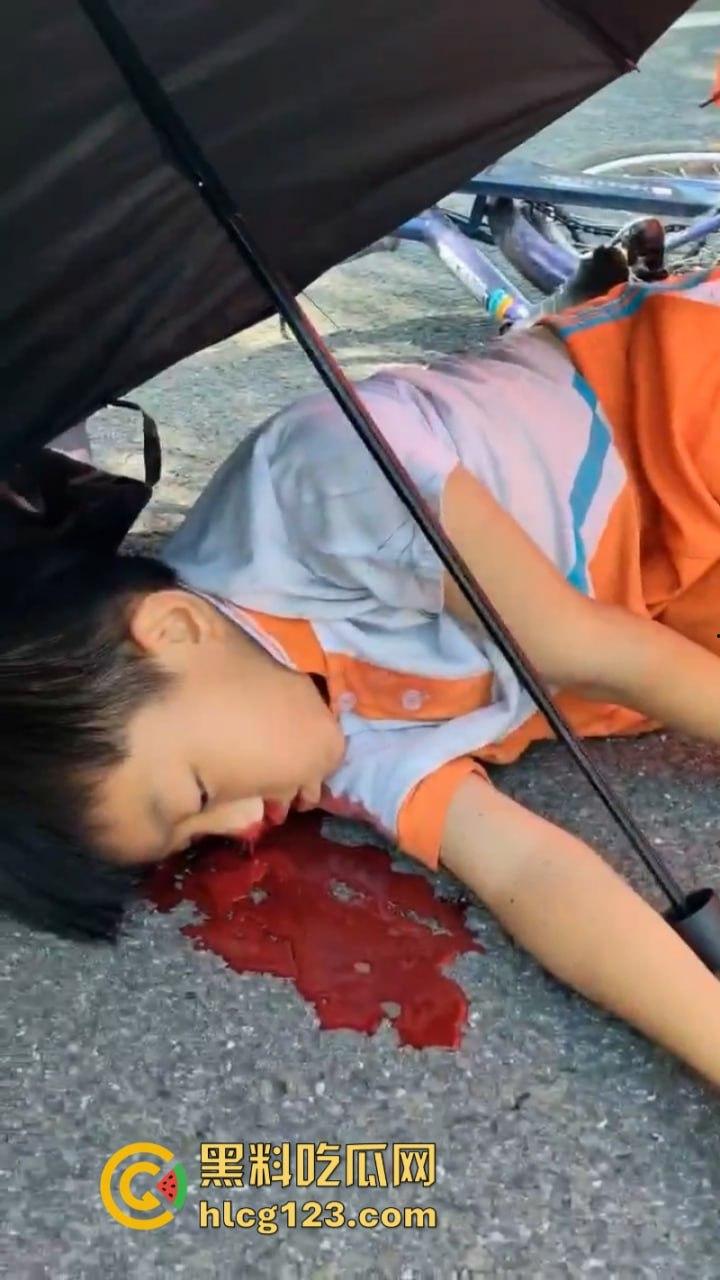 广东清远一男孩骑自行车横穿马路时被撞飞 未成年别在骑车上路了行吗?-4