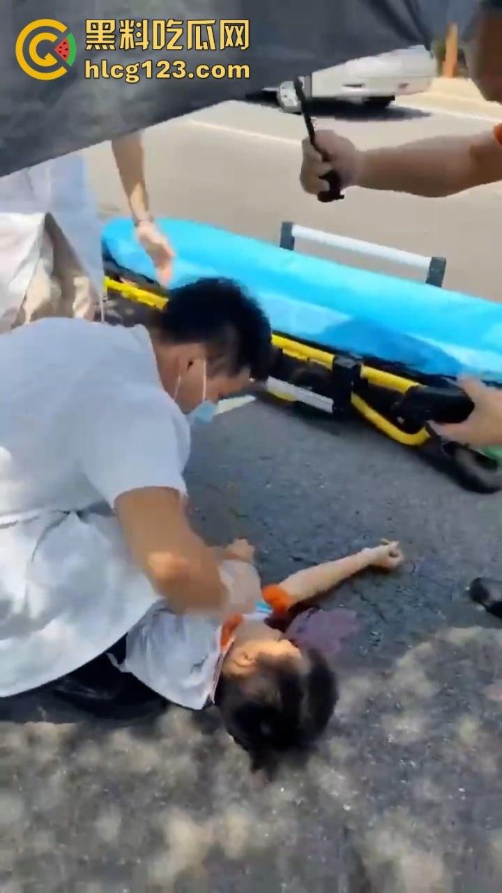 广东清远一男孩骑自行车横穿马路时被撞飞 未成年别在骑车上路了行吗?-5