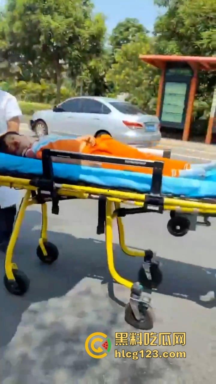 广东清远一男孩骑自行车横穿马路时被撞飞 未成年别在骑车上路了行吗?-7