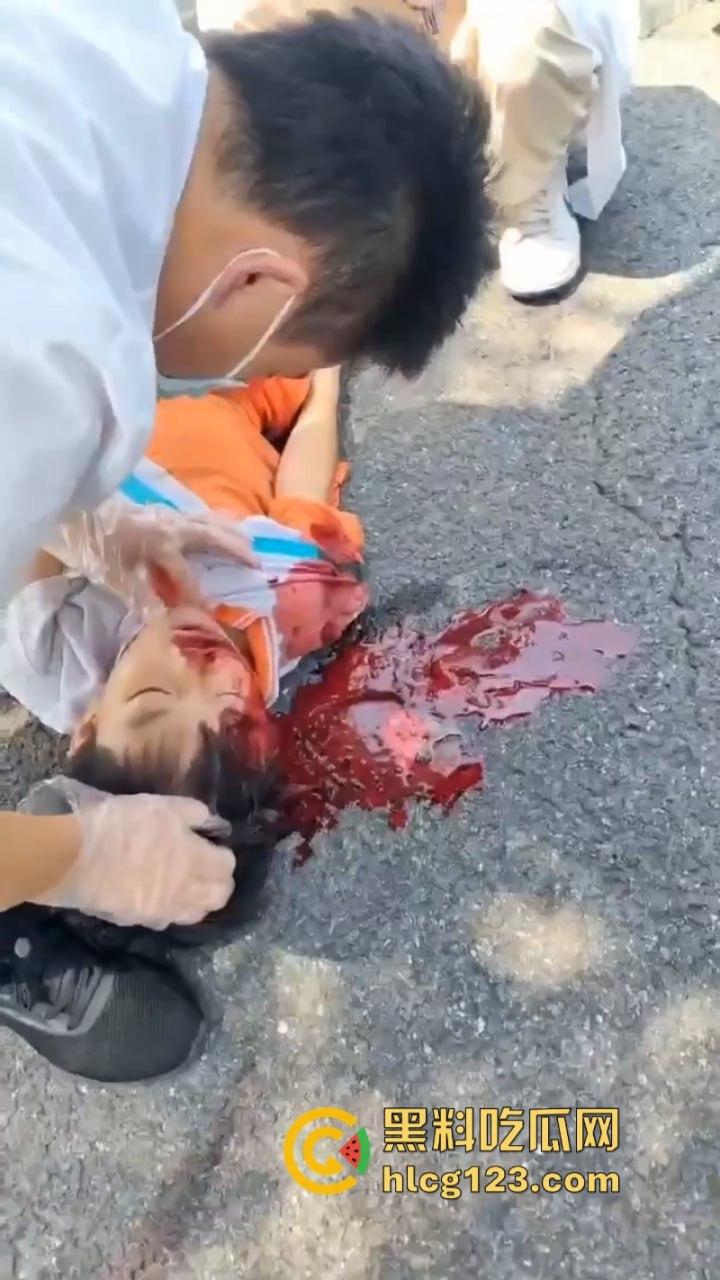 广东清远一男孩骑自行车横穿马路时被撞飞 未成年别在骑车上路了行吗?-8
