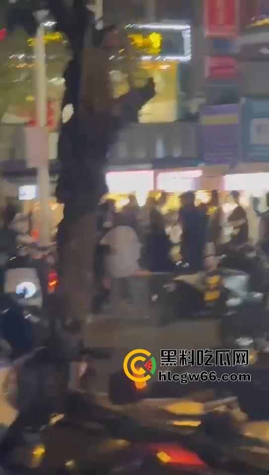 三亚路边摊大哥嫌饭难吃，老板一怒召兄弟，棒球棍锅铲齐上阵，追着打一整条街！