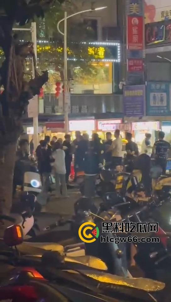 三亚路边摊大哥嫌饭难吃，老板一怒召兄弟，棒球棍锅铲齐上阵，追着打一整条街！-2