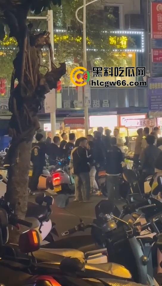 三亚路边摊大哥嫌饭难吃，老板一怒召兄弟，棒球棍锅铲齐上阵，追着打一整条街！-3