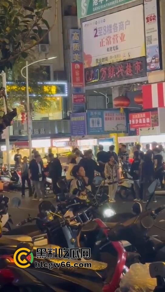 三亚路边摊大哥嫌饭难吃，老板一怒召兄弟，棒球棍锅铲齐上阵，追着打一整条街！-5