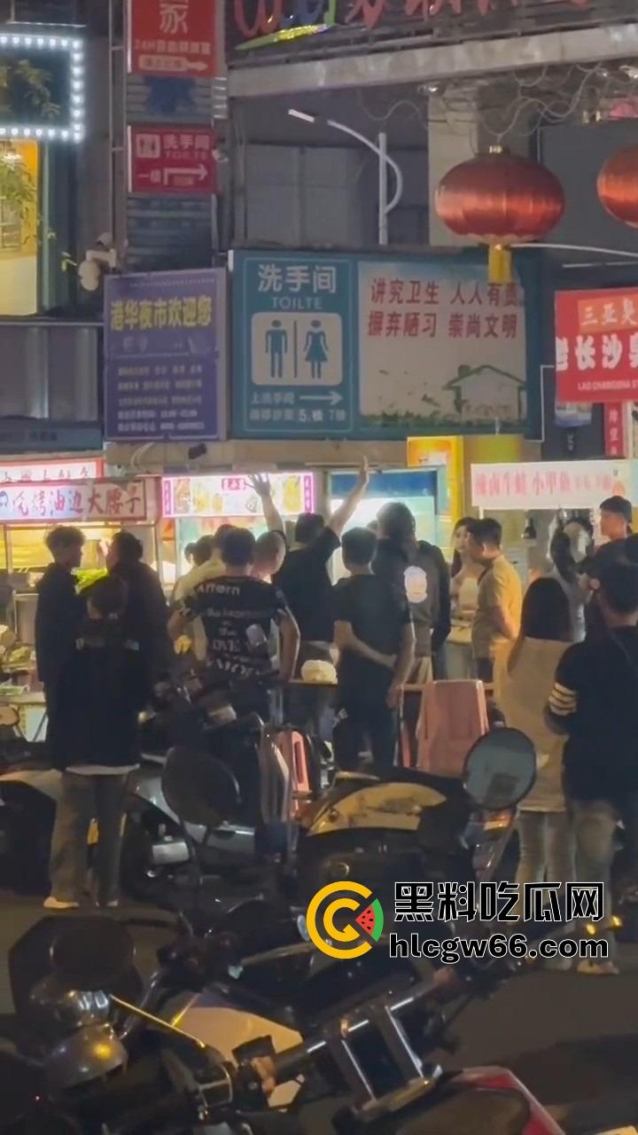 三亚路边摊大哥嫌饭难吃，老板一怒召兄弟，棒球棍锅铲齐上阵，追着打一整条街！-11