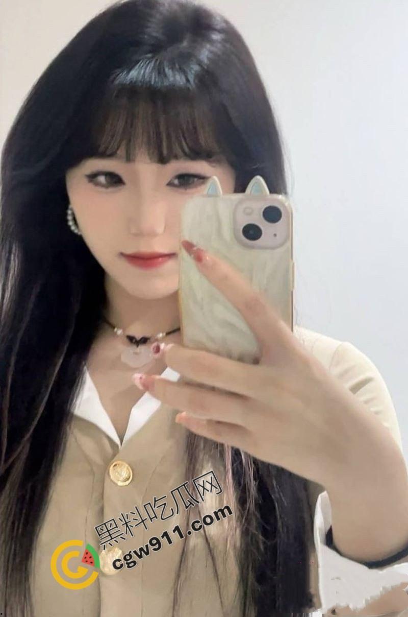 海角乱伦大神与嫂子的狂野之夜！嫂子在沙发上疯狂迎合，狂舔大屌，骑乘舔奶猛操，淫水四溢！