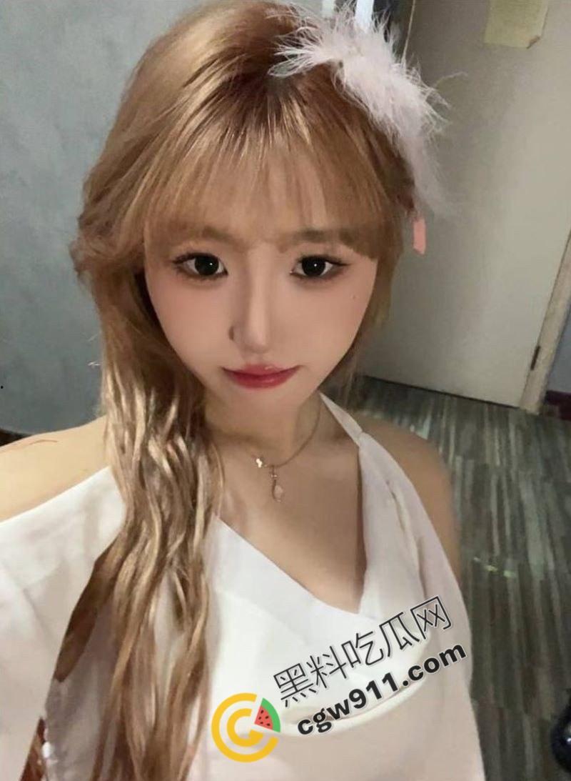 海角乱伦大神与嫂子的狂野之夜！嫂子在沙发上疯狂迎合，狂舔大屌，骑乘舔奶猛操，淫水四溢！-3