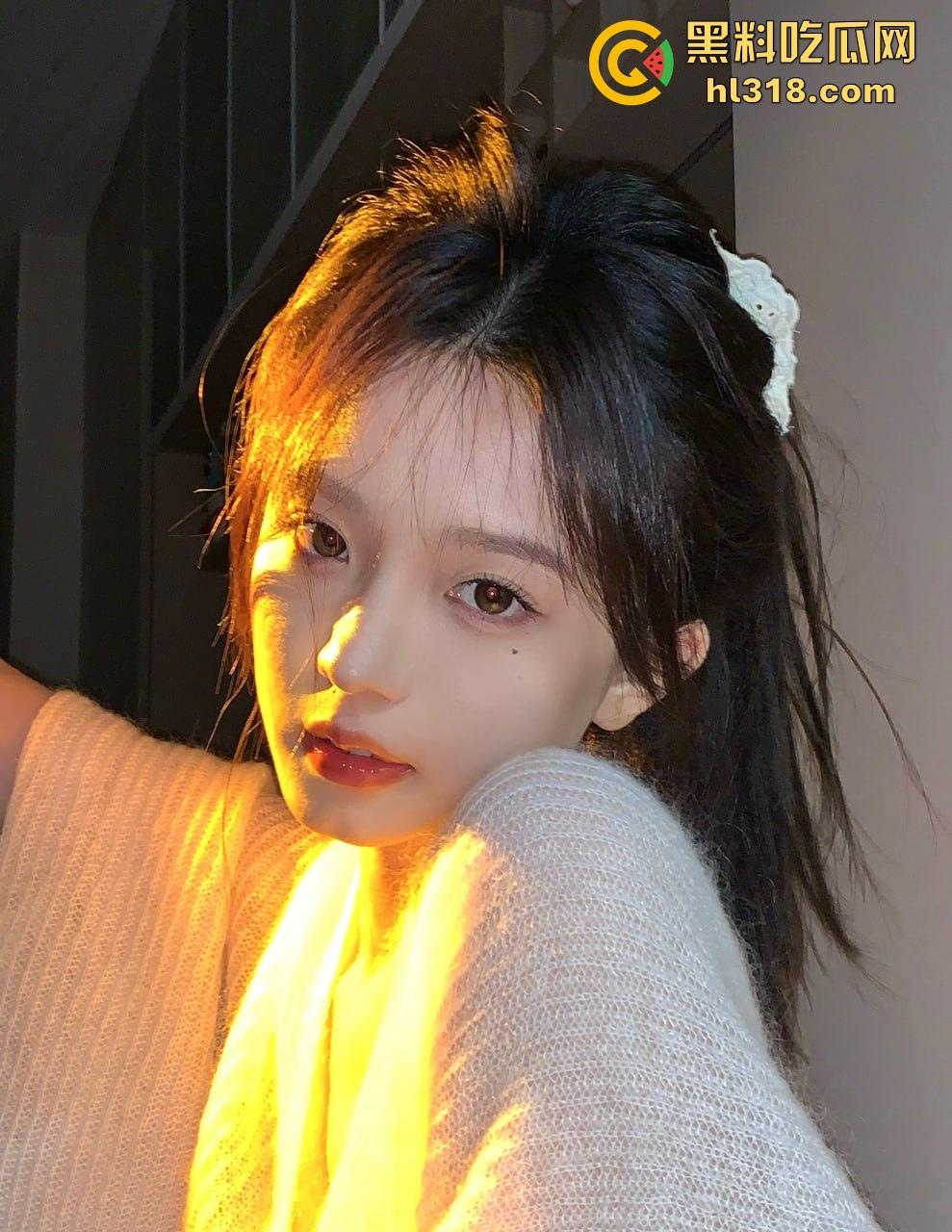 四川理工大学，小情侣教学楼下激情抠逼，清纯少女微张小腿闭眼享受，小心扣发炎噢！-1