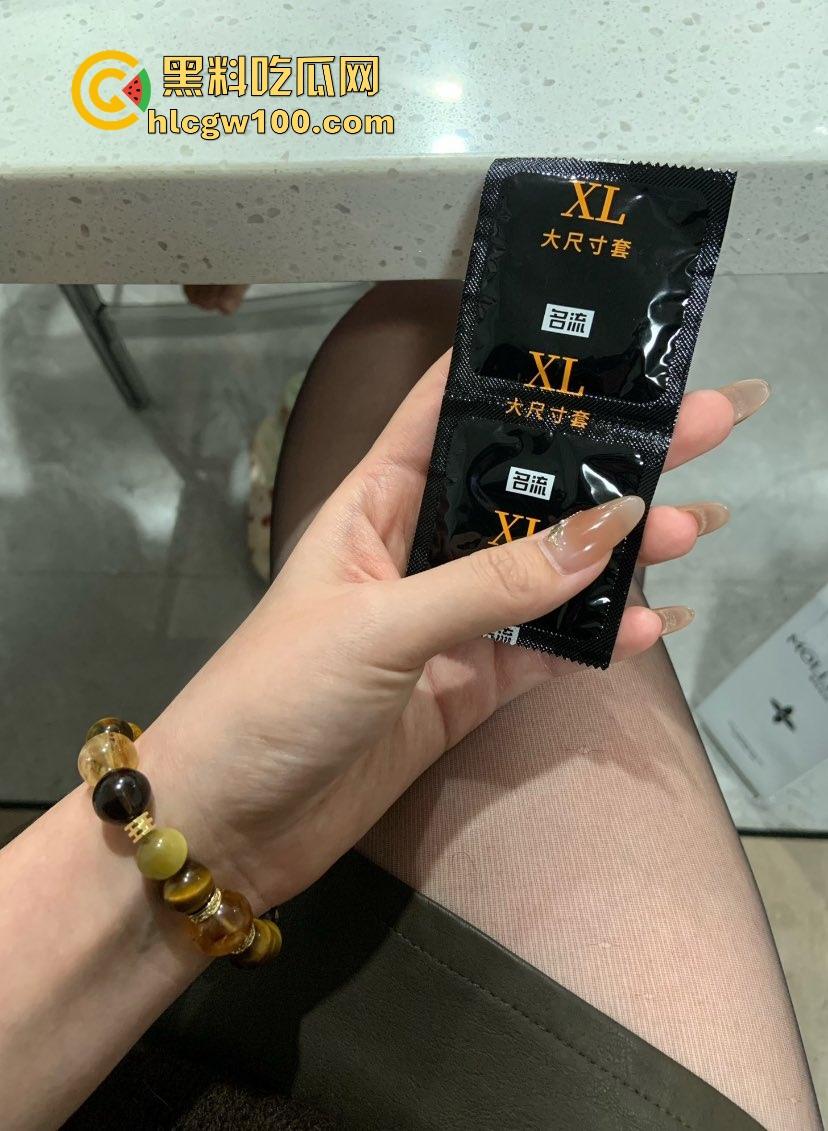 单位眼镜妹『 高梓萱』黑丝大长腿夹太紧，腿缝紧到腿爆完还体外射，白浊液体喷射三米远，这腿夹一下谁还跑得了？-8