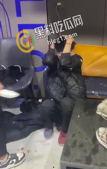 青海西宁 一女孩在酒店里遭多人暴打侮辱 扇耳光割头发 还逼迫女孩脱光全身衣服拍照！-4