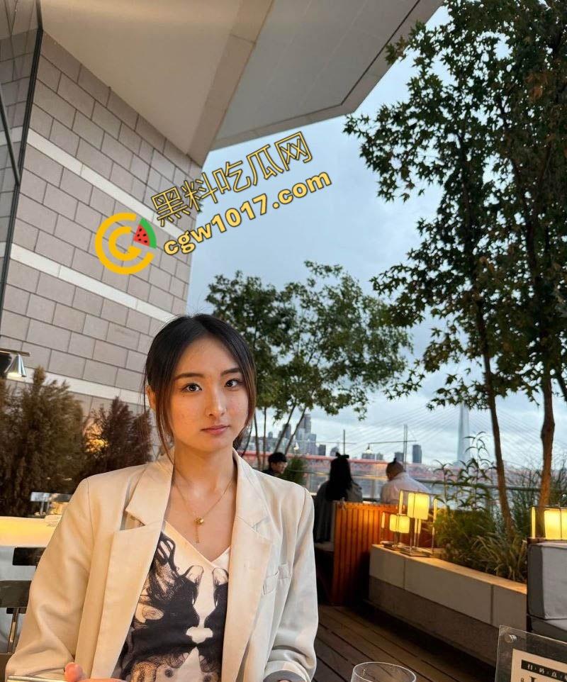 浙江金华反差母狗【王语霏】被金主调教视频曝光：蒙眼口交深喉，黑丝翘臀被后入爆操，骚货浪叫直击魂魄！