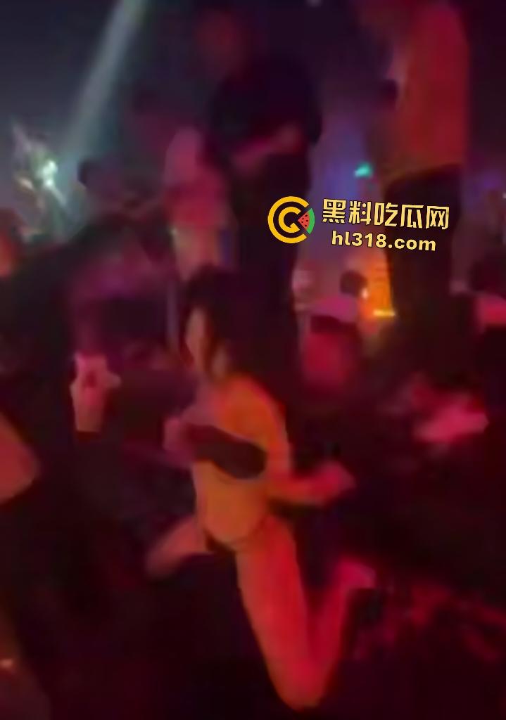 女友当面损男友背后变舔狗！在酒吧却是一个好女孩围着大哥转，胸罩被摘屁股当鼓敲！-5