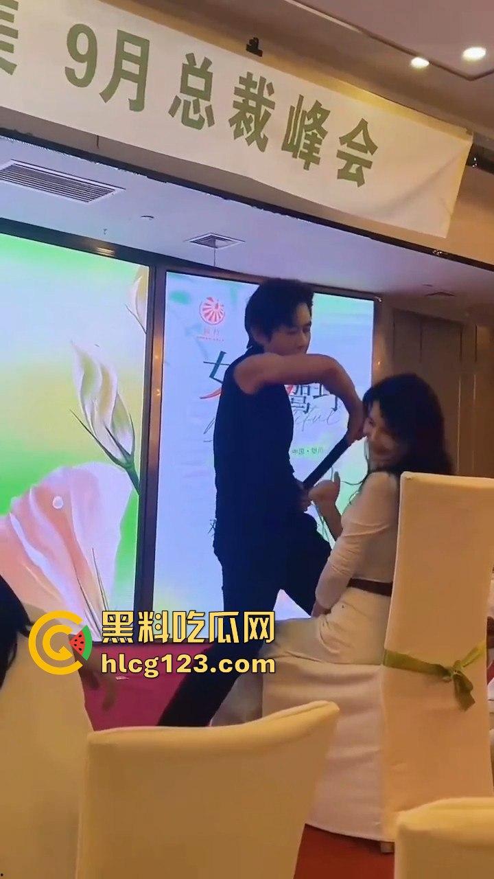 富婆中秋团建骚操作上线！点男模跳个擦边舞，晚上床上再深入交流业绩目标？-3