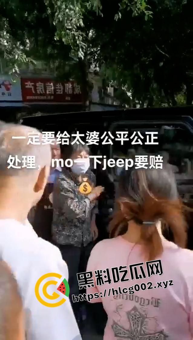 成都成化区吉普车被摸事件！小伙摸车一下被讹一万还被警察抓走 围观群众包围警察讨要说法 现场完整视频-3