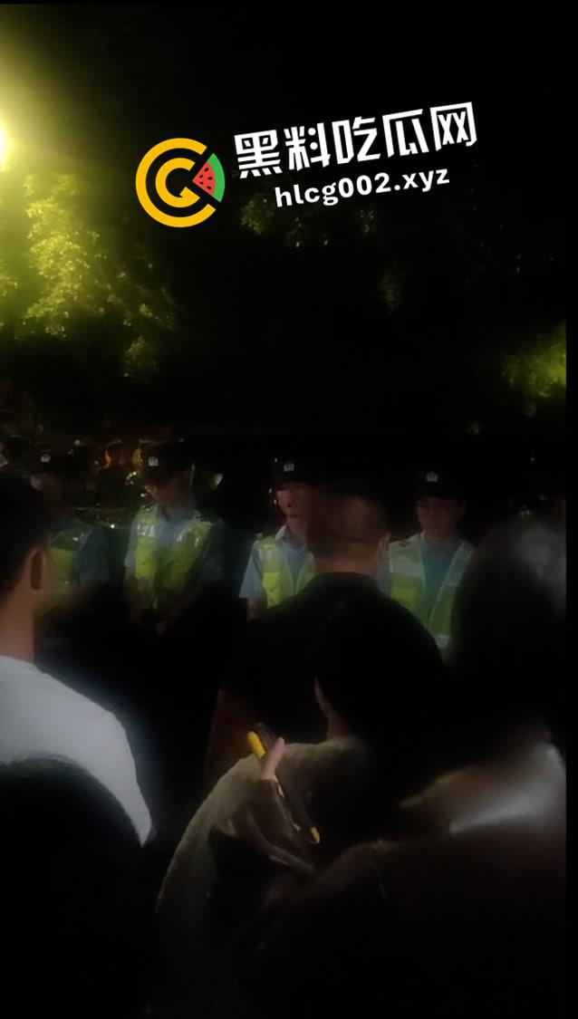 成都成化区吉普车被摸事件！小伙摸车一下被讹一万还被警察抓走 围观群众包围警察讨要说法 现场完整视频-9