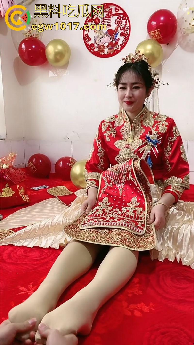 操别人老婆就是爽，尤其是刚新婚的，多个新婚新娘，穿禾服出轨视频流出，被大屌伴郎爆操抽插，含着鸡巴跪地摇尾巴！-1