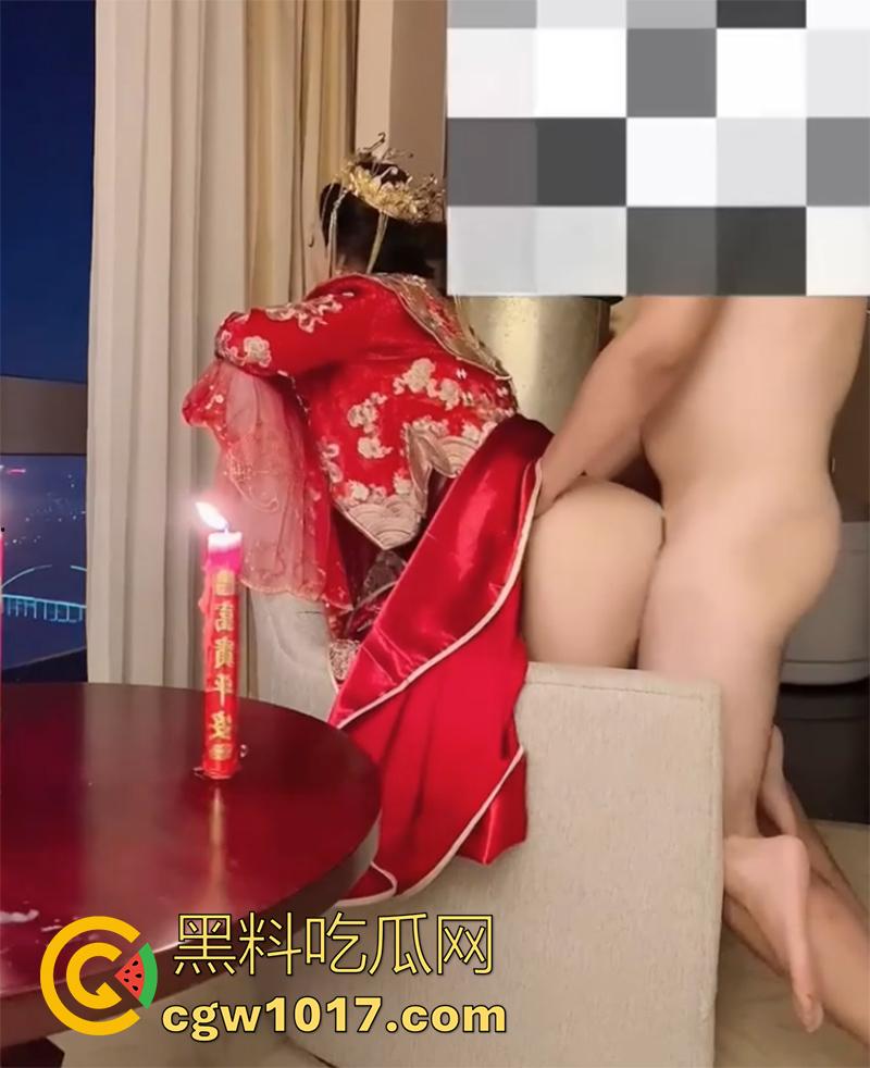 操别人老婆就是爽，尤其是刚新婚的，多个新婚新娘，穿禾服出轨视频流出，被大屌伴郎爆操抽插，含着鸡巴跪地摇尾巴！-5