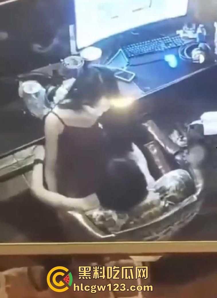 逆天小情侣在网吧做爱还挑衅网管,坐在电竞椅卖弄骚姿 内容炸裂!-3