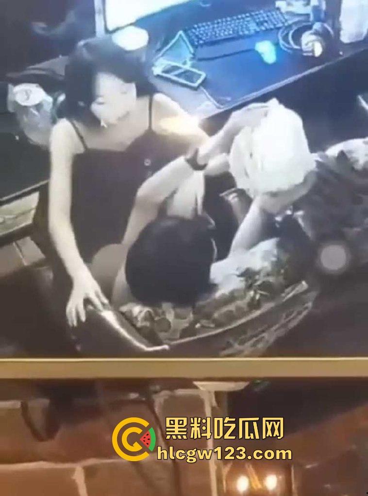 逆天小情侣在网吧做爱还挑衅网管,坐在电竞椅卖弄骚姿 内容炸裂!-5