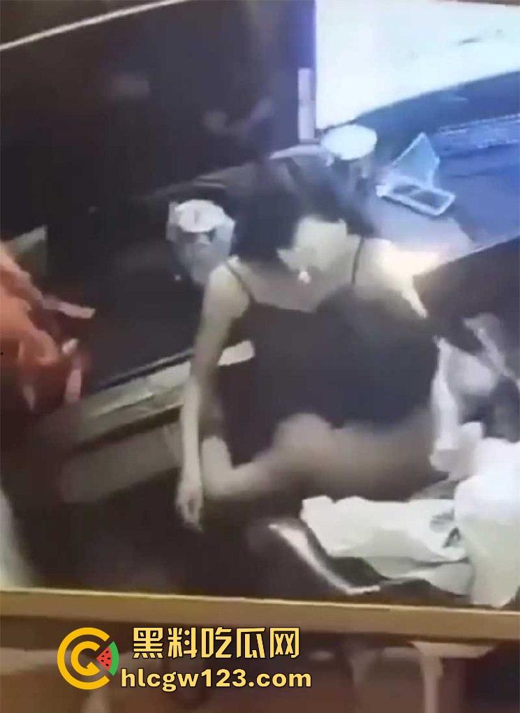 逆天小情侣在网吧做爱还挑衅网管,坐在电竞椅卖弄骚姿 内容炸裂!-6