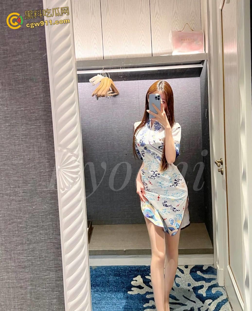 海航空姐【童谣s】，空乘制服都没来得及脱，就被金主车震手撕肉丝，无套中出白虎嫩穴，后入啪啪撞击臀浪翻滚！