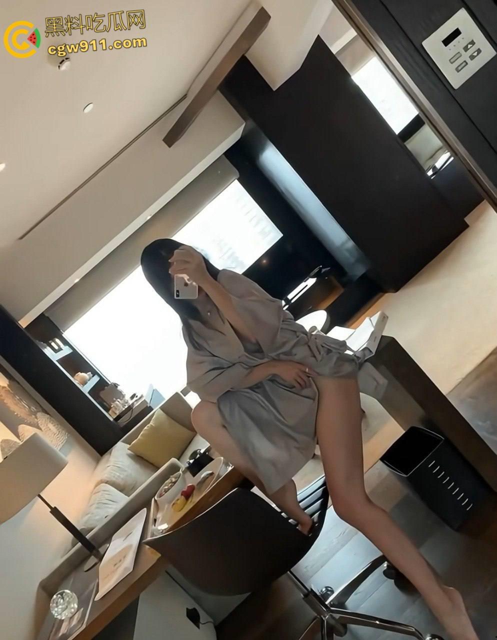 海航空姐【童谣s】,空乘制服都没来得及脱,就被金主车震手撕肉丝,无套中出白虎嫩穴,后入啪啪撞击臀浪翻滚!-4