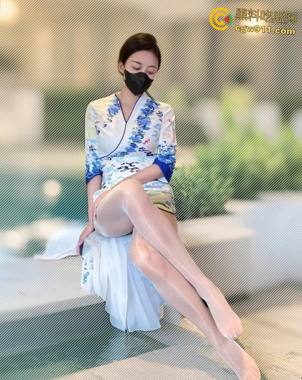 海航空姐【童谣s】,空乘制服都没来得及脱,就被金主车震手撕肉丝,无套中出白虎嫩穴,后入啪啪撞击臀浪翻滚!-5