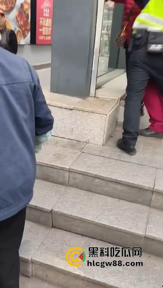 武汉地铁上演最牛逃票大妈，三个辅警拦不住，学生卡在手，长楼梯狂奔，年轻人看了都自愧不如！-4