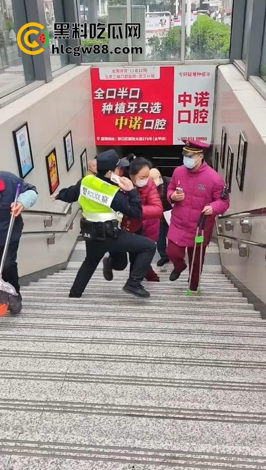 武汉地铁上演最牛逃票大妈，三个辅警拦不住，学生卡在手，长楼梯狂奔，年轻人看了都自愧不如！-5