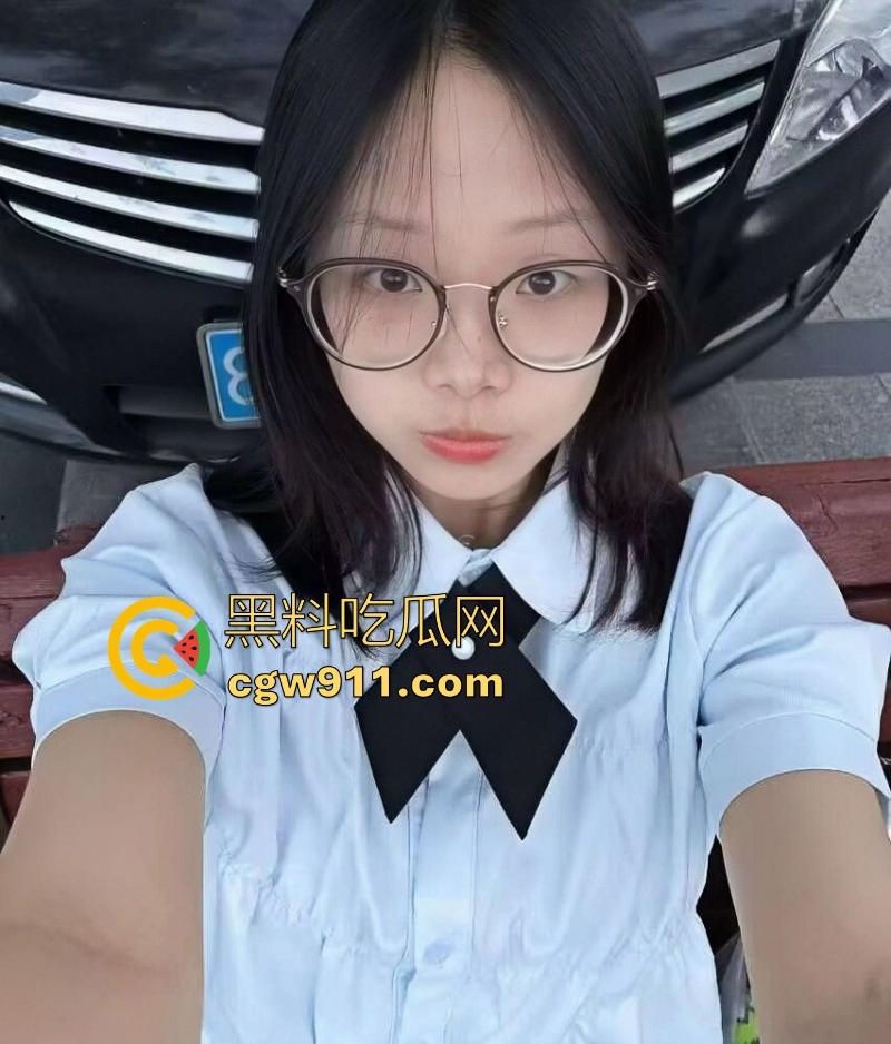 深圳职业学院清纯眼镜学生妹【林肖莹】不雅视频曝光,舌头灵活舔弄大屌,红薯插逼自慰,大饱眼福!-3