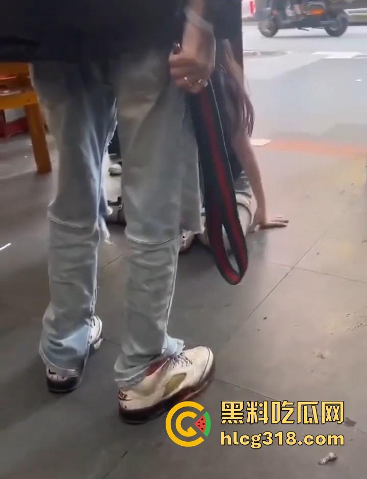 为当网红无下限低俗直播！皮带鞭打屁股 拖鞋拍胸 甚至裸体跳粪池，真是花样百出，想红想疯了！-1