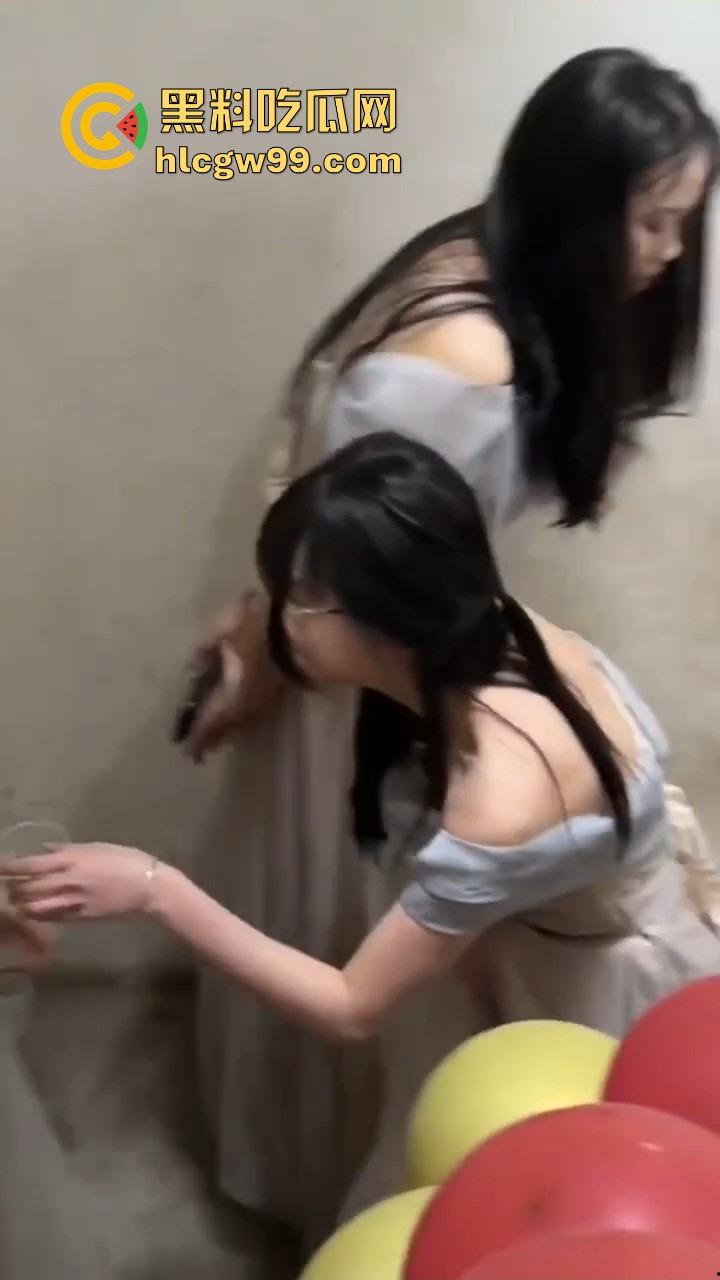 广西老表结婚，伴娘拦路奶子太犯规，伴郎不闯关就算了，光盯着人家胸看，感觉不错想再办一场？-4