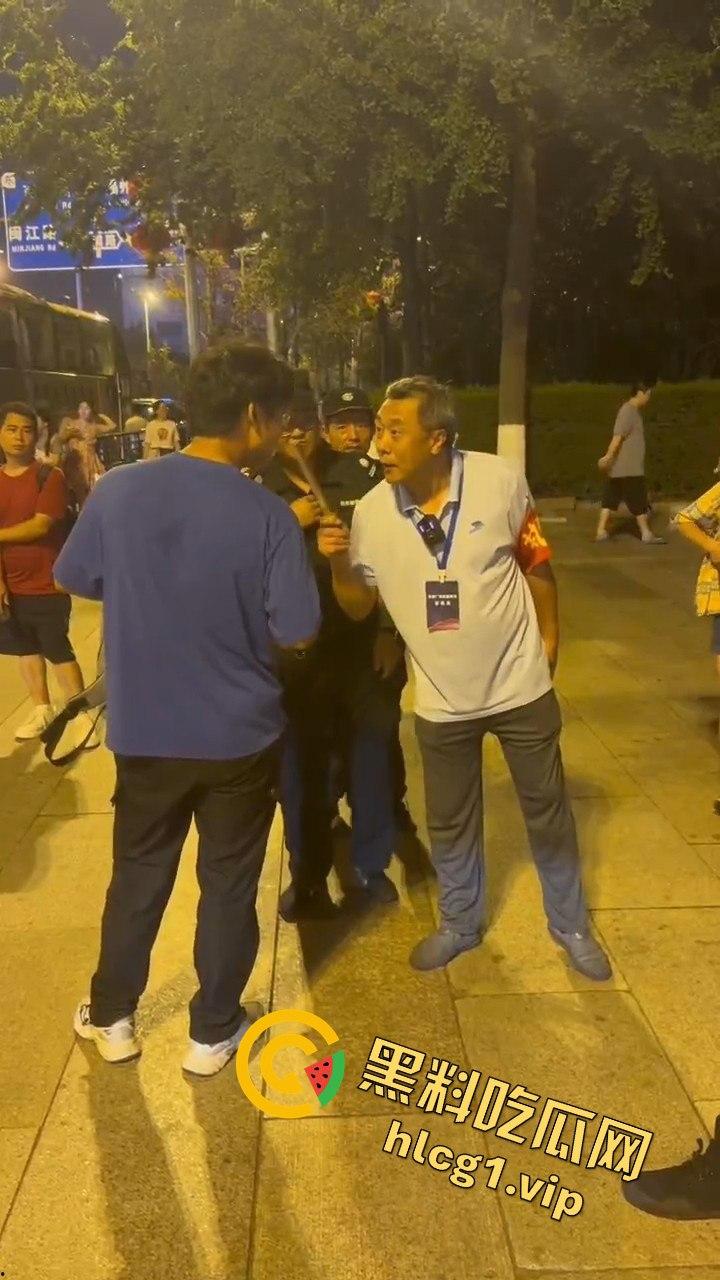 青岛大学生卖玩具惨遭驱赶！路人劝架竟让老头洋洋得意-7