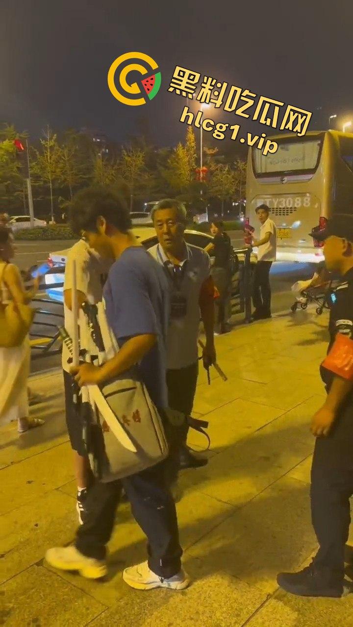 青岛大学生卖玩具惨遭驱赶！路人劝架竟让老头洋洋得意-8