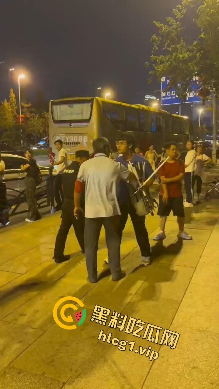 青岛大学生卖玩具惨遭驱赶！路人劝架竟让老头洋洋得意-10