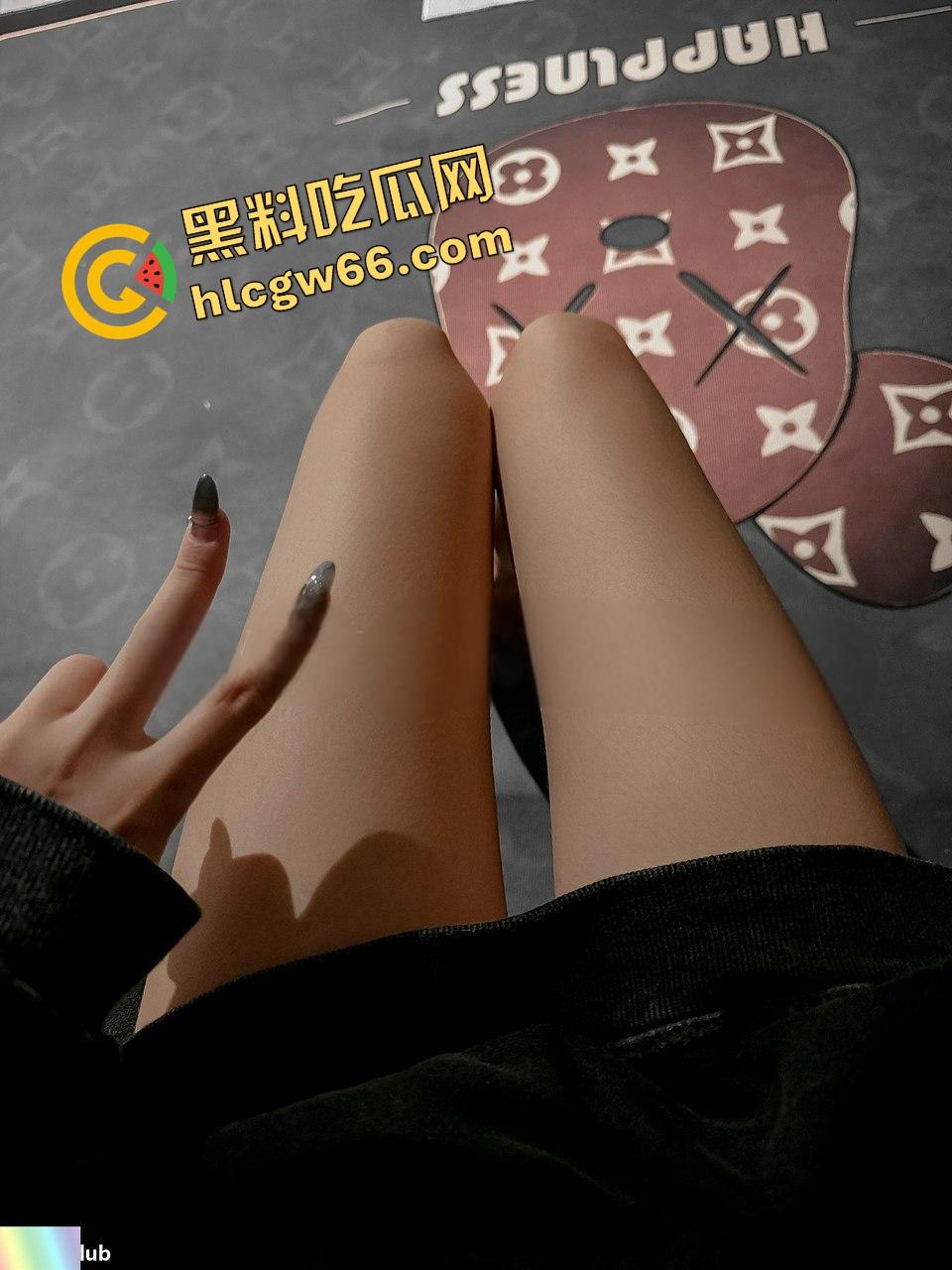 太原母狗级尤物『屠敏丽』人前白虎御姐人后调教3P舔精，黑丝JK样样玩，真不知是哪位大神的专属狗！-9