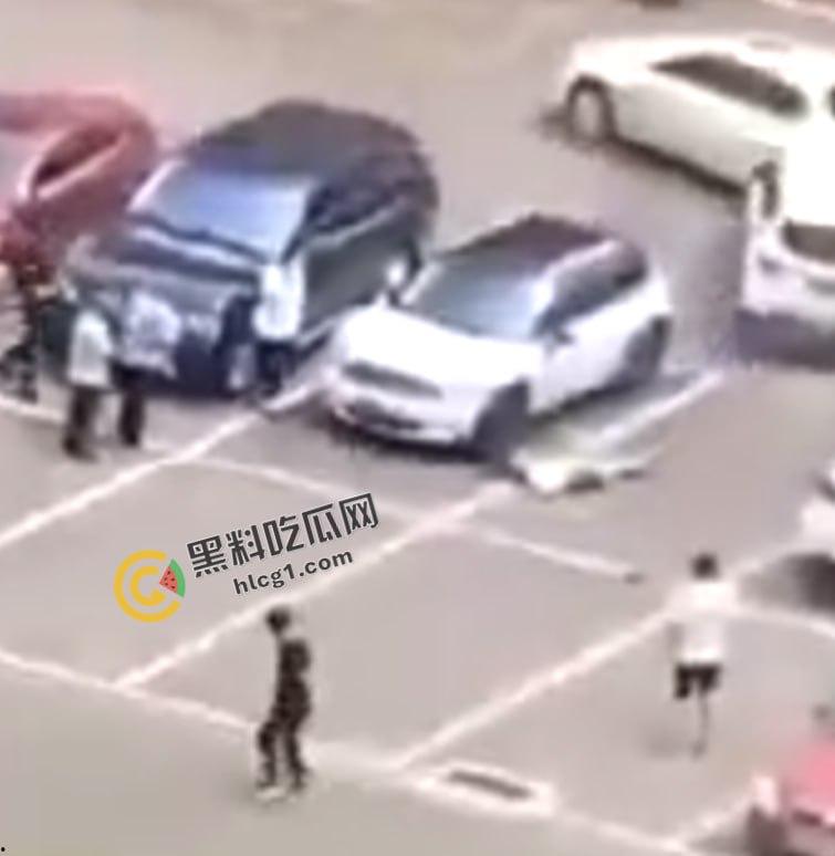 河北唐山古冶区某游泳馆门前 一男子驾车多次碾压躺在地上的女子致其死亡 现场视频流出-3