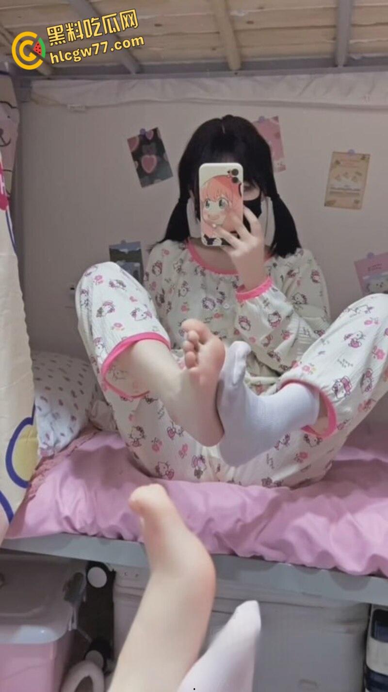 抖音网红博主 白白瘦瘦的幼小态萝莉妹妹 不要凶小乖 私人定制合集 玉足白袜淫语羞辱 足交足控福音!-3