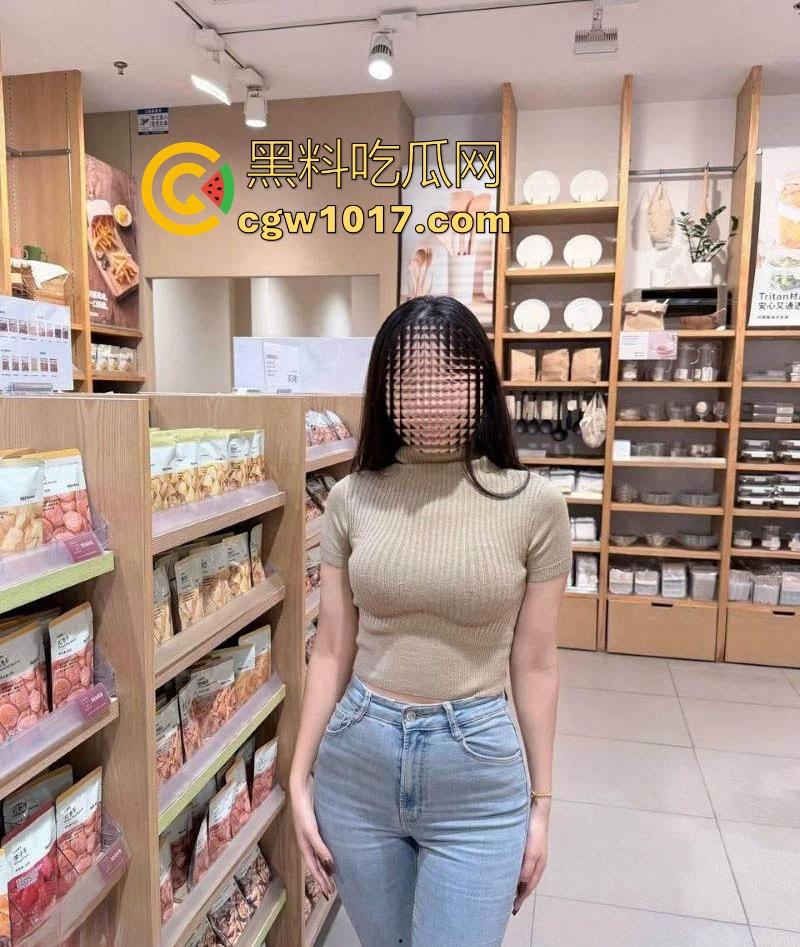 海角乱伦！夜闯堂姐闺房，强脱健身瑜伽裤，肛塞插入堂姐屁眼，让堂姐跪舔鸡巴，无套猛操，操的直叫爸爸！-3