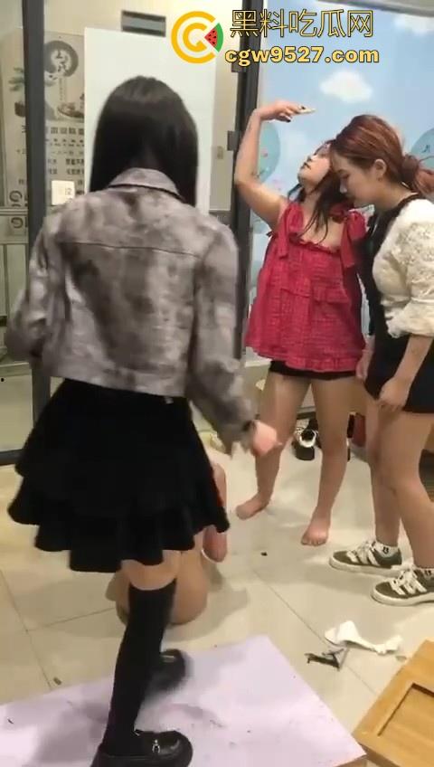 广西精神小妹霸凌,真歹毒啊把衣服脱光狠狠围起来抽打,直接把门板都拆了往其身上丢,真歹毒!-8