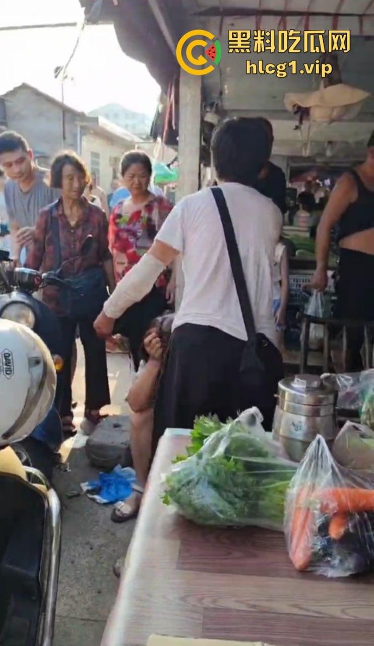 女子为在商贩摊上多吃几颗阳光玫瑰 竟拿剪刀捅人！-3