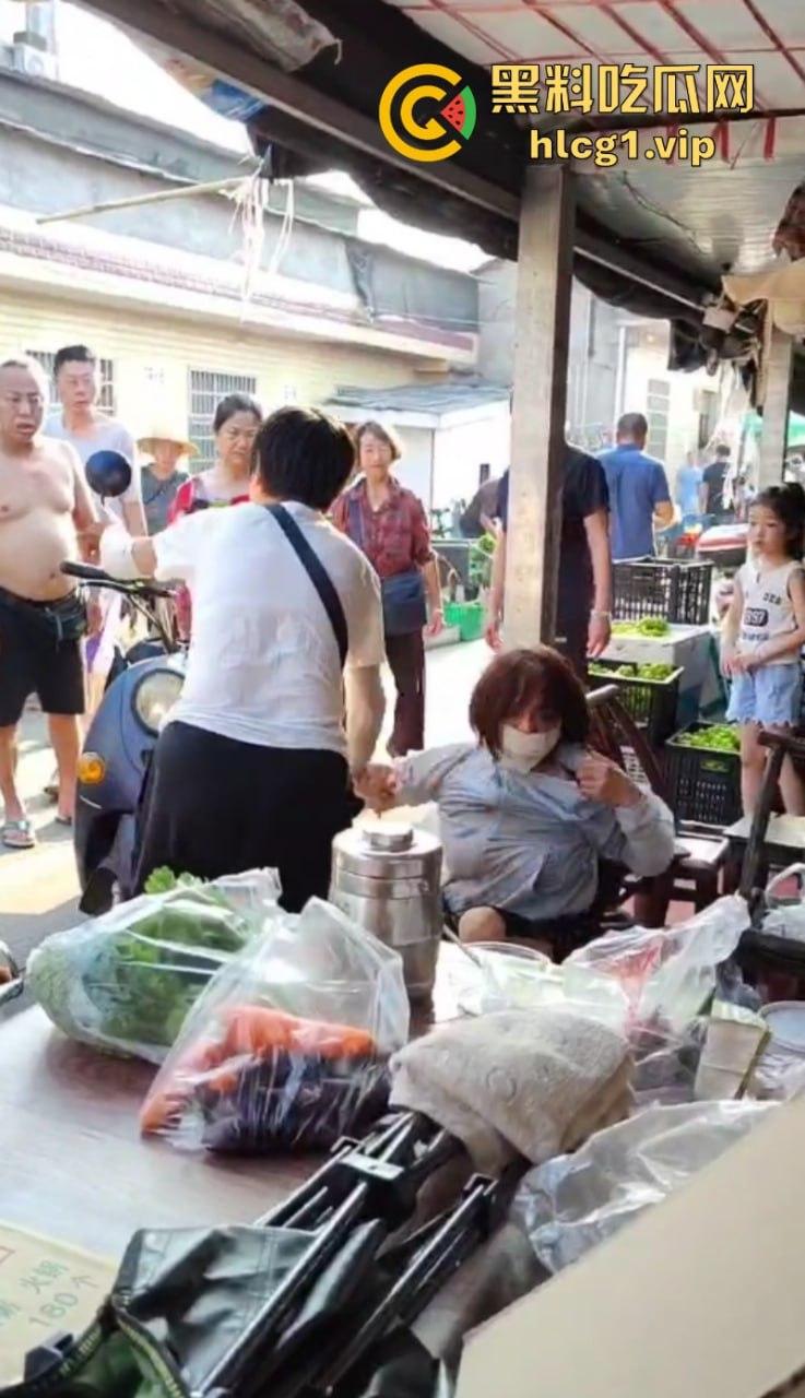 女子为在商贩摊上多吃几颗阳光玫瑰 竟拿剪刀捅人！-7